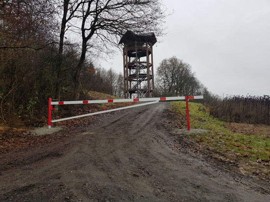 Zufahrten zum Aussichtsturm in Löhnberg und zu dem alten Sportplatz in Selters nun durch Schranken gesperrt